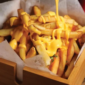 Πατάτες τηγανητές μερίδα με cheddar sauce